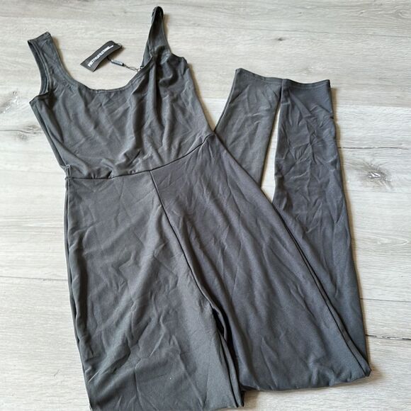 PrettyLittleThings Charcoal Slinky Sleeveless Scoop Neck Jumpsuit Sz 0 NWT - Picture 3 of 4